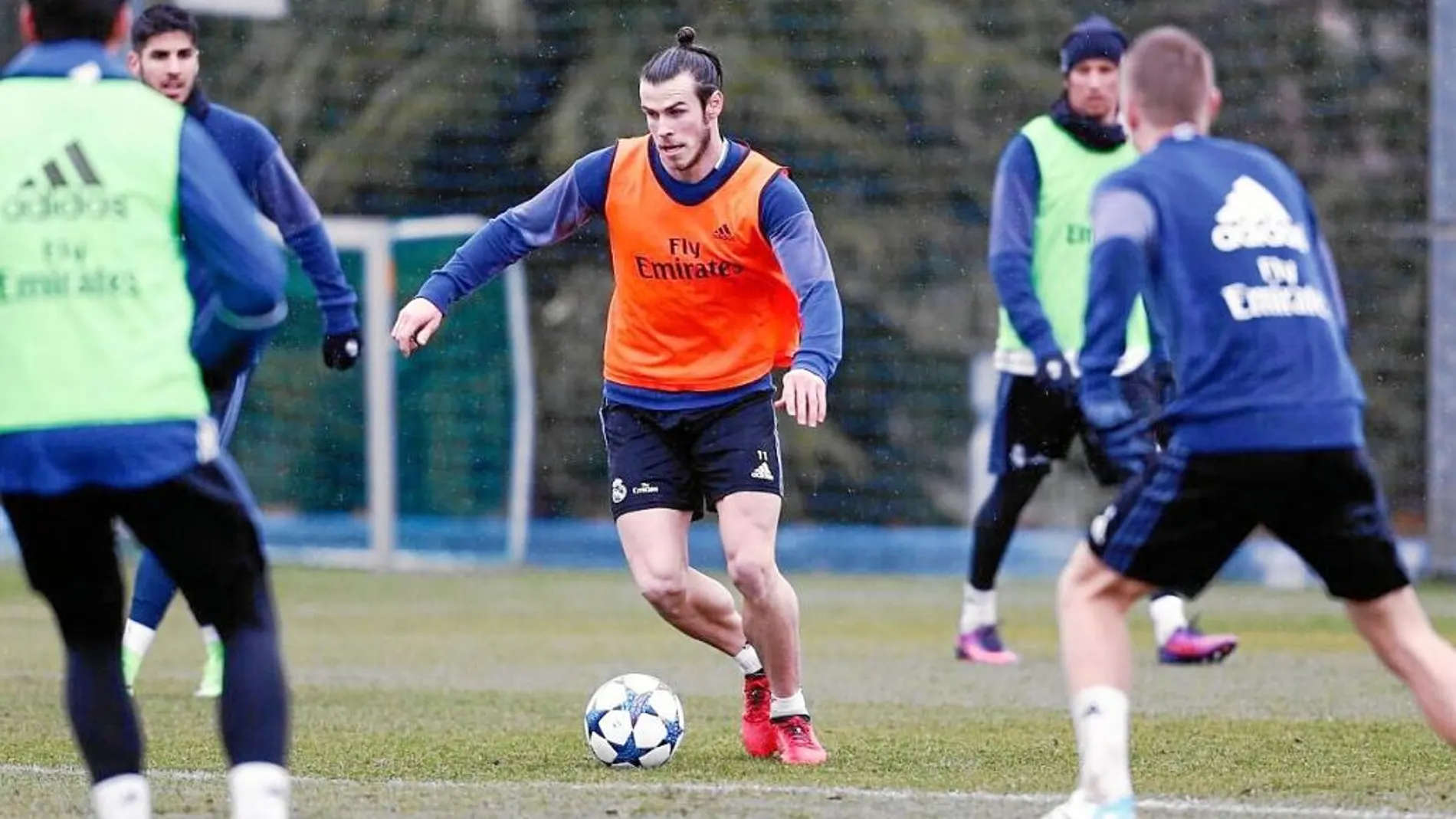 Bale, en el entrenamiento de ayer del Real Madrid. Aunque no llegará al Nápoles puede empezar a jugar en breve