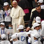El Papa Francisco recibe a pacientes y trabajadores del hospital infantil Bambino Gesu en el Salón Nervi del Vaticano