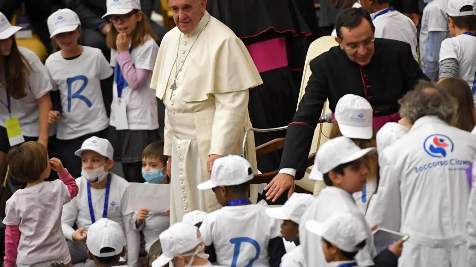 El Papa Francisco recibe a pacientes y trabajadores del hospital infantil Bambino Gesu en el Salón Nervi del Vaticano