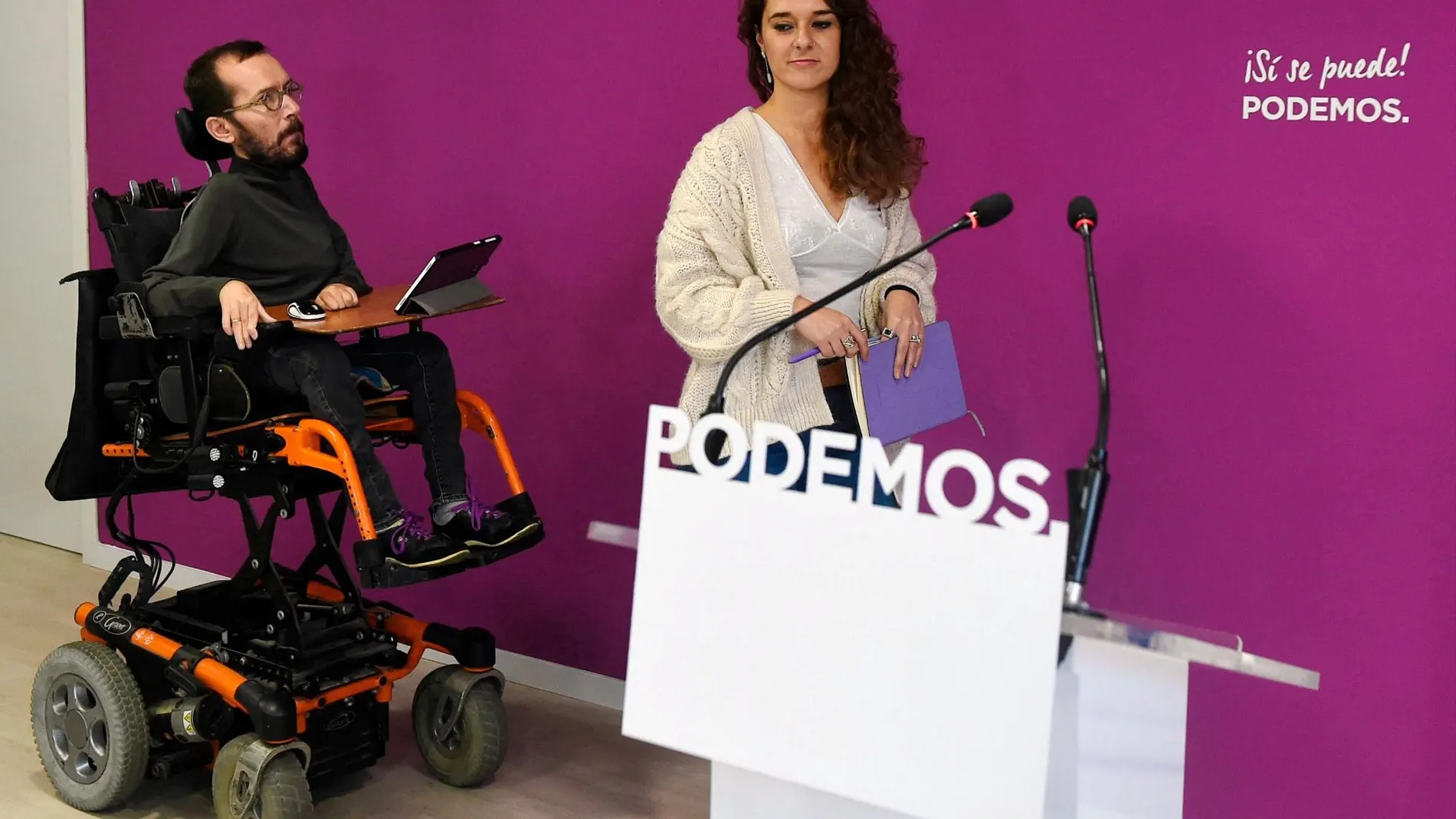 El secretario general de Podemos en Aragón y secretario de Organización de Podemos en España Pablo Echenique, y la portavoz de Podemos en la Comisión de Cooperación Internacional para el Desarrollo, Noelia Vera