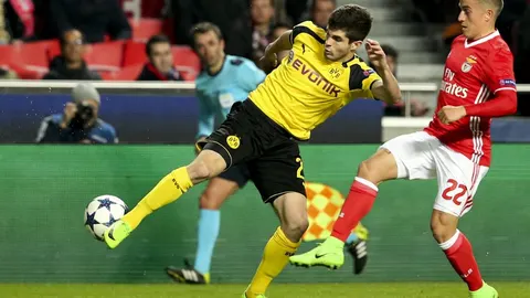 Franco Cervi (d) de Benfica ante Christian Pulisic (i) del Borussia Dortmund
