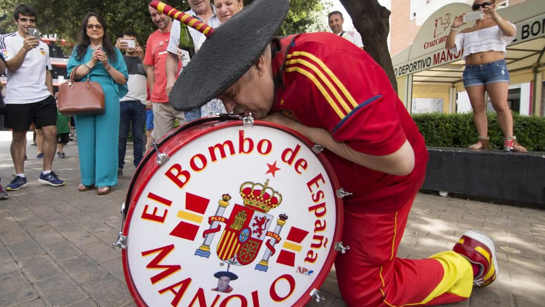 Manolo, besa el bombo que le fué sustraido antes de comenzar el partido amistoso en Murcia