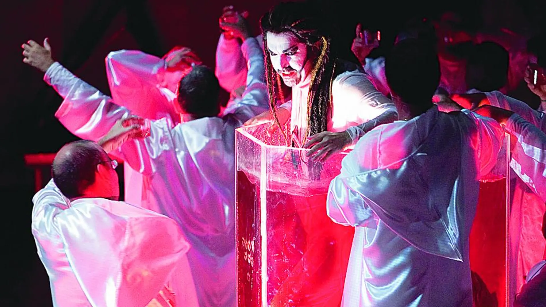 Los elementos de agua, relacionados con el vino, están muy presentes en el espectáculo