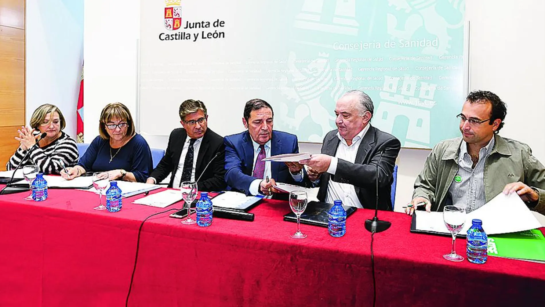 El consejero de Sanidad, Antonio María Sáez Aguado, suscribe el pacto con los representantes sindicales