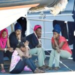 Varios de los inmigrantes ayer en la cubierta del «Diciotti», donde están a la espera del permiso para desembarcar / Efe