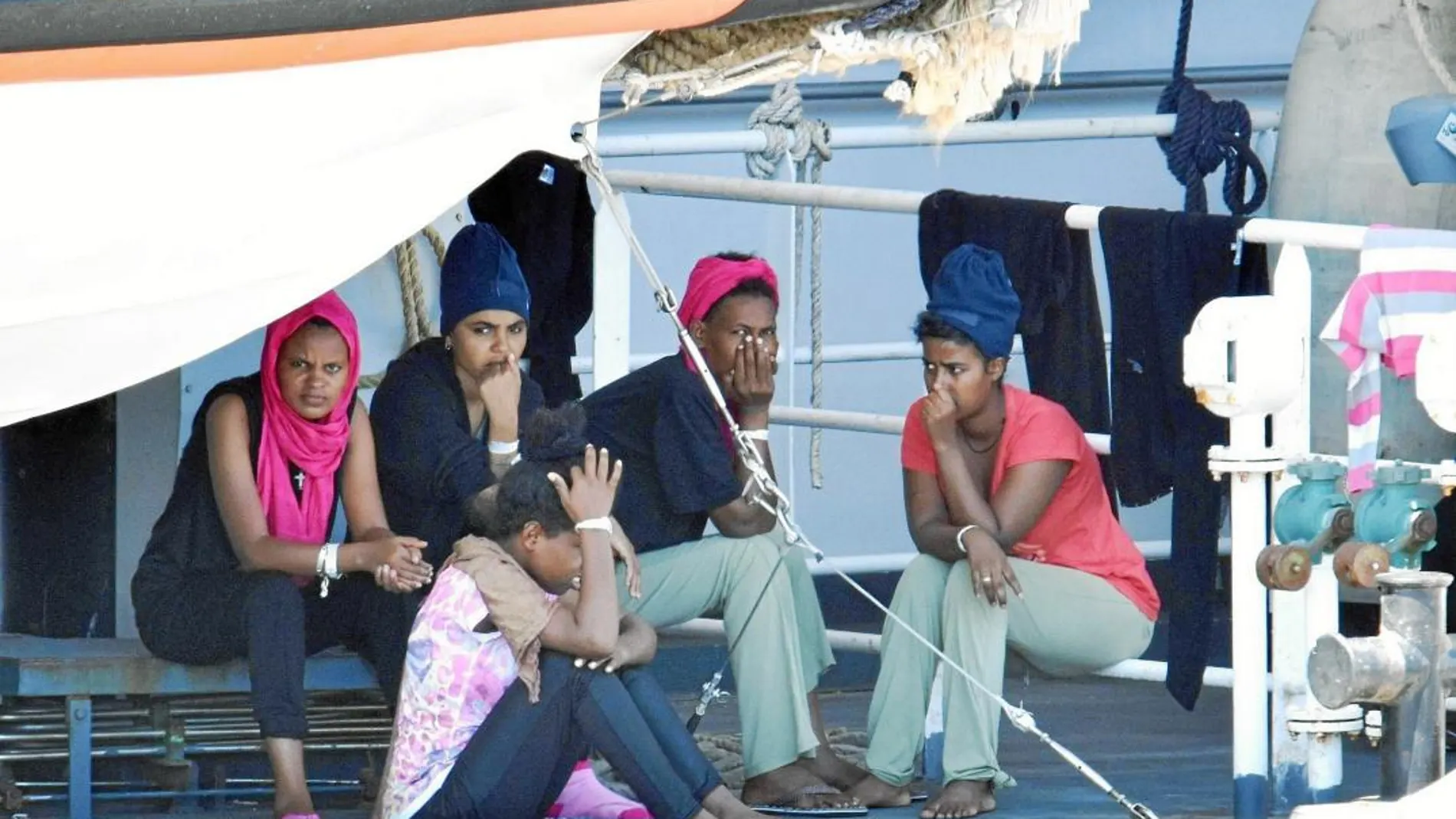Varios de los inmigrantes ayer en la cubierta del «Diciotti», donde están a la espera del permiso para desembarcar / Efe