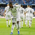 Vinicius saluda al público del Santiago Bernabéu tras marcar el primer gol del encuentro del sábado