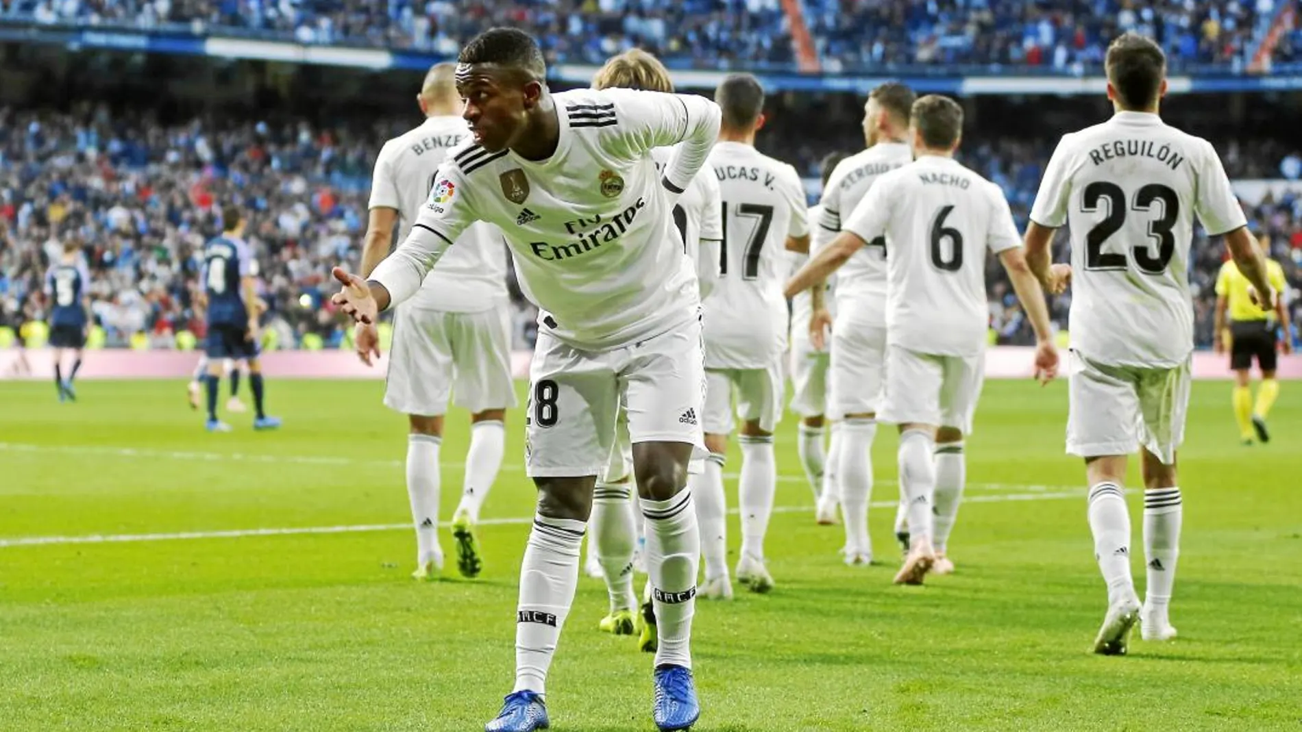 Vinicius saluda al público del Santiago Bernabéu tras marcar el primer gol del encuentro del sábado