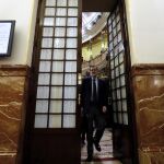 El presidente del Gobierno, Mariano Rajoy, saliendo del hemiciclo del Congreso