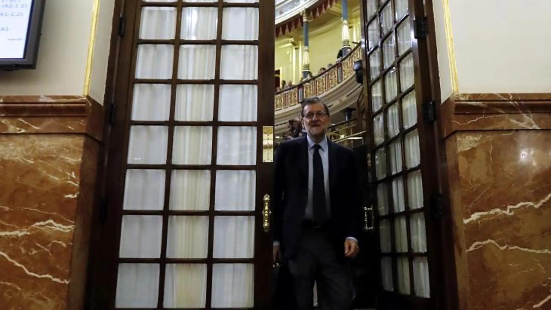 El presidente del Gobierno, Mariano Rajoy, saliendo del hemiciclo del Congreso