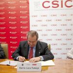 José Antonio Villasante, Emilio Lora-Tamayo y Sonsoles Castellano, en la firma del acuerdo