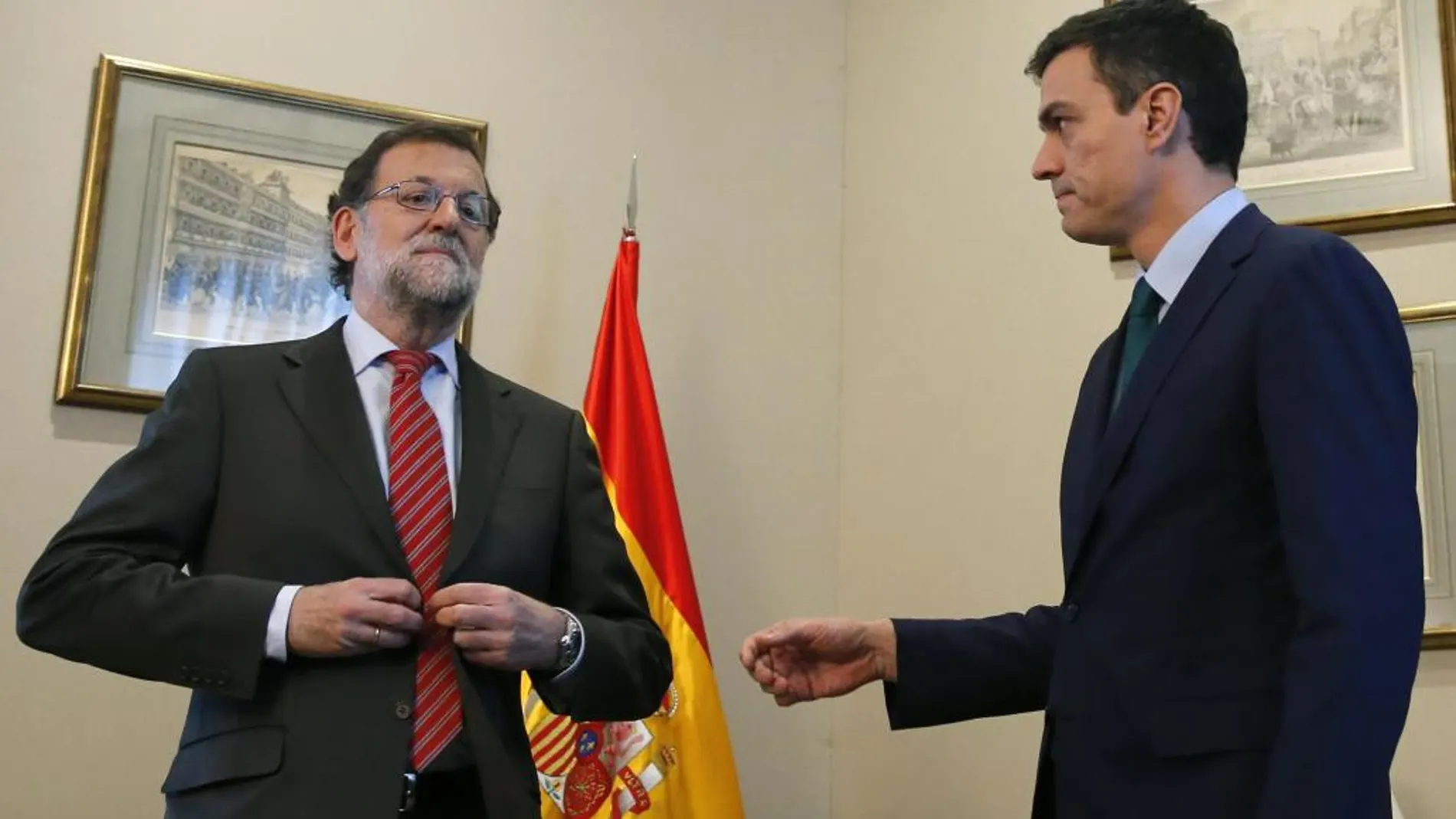 Momento del saludo entre Rajoy y Sánchez