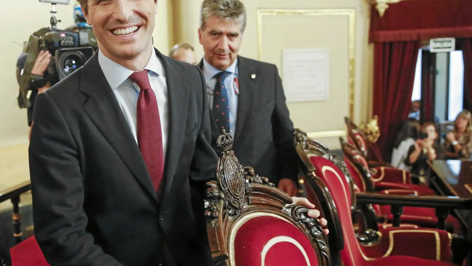 Pablo Casado, con el portavoz en el Senado, Ignacio Cosidó, en la sesión plenaria celebrada en la Cámara Alta