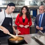 La rectora de la UEMC, Imelda Rodríguez, y el presidente de la Cámara, Víctor Caramanzana, junto a un estudiante de cocina