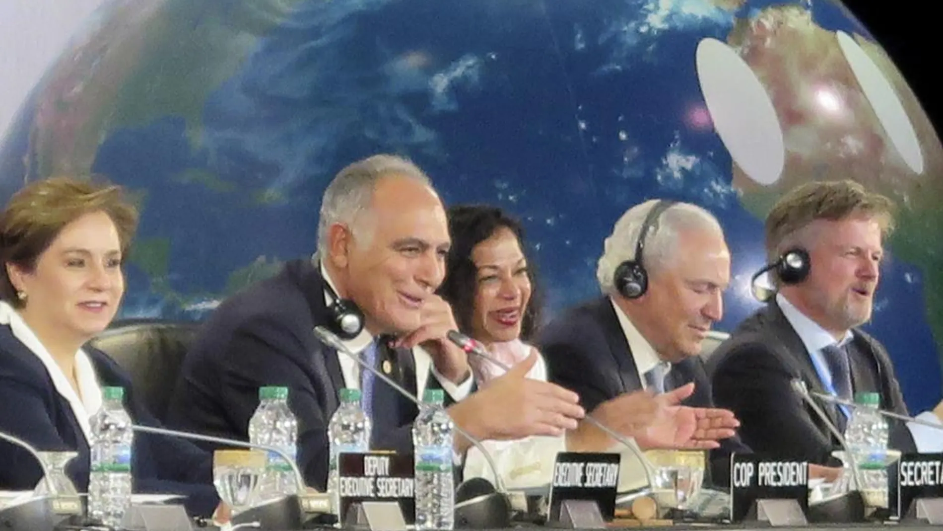 El presidente de la Convención de Cambio Climático de la ONU, Salahedín Mezuar (2i), y la secretaria general Patricia Espinosa (i), entre otros, durante la clausura de la cumbre de la ONU por el clima COP22