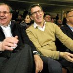 El presidente Herrera junto a Núñez Feijóo en un acto electoral del PP en O Barco de Valdeorras, en Orense