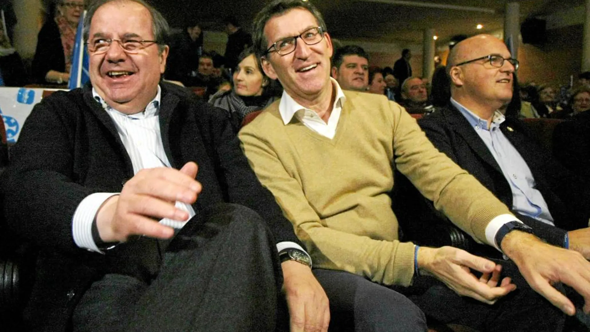 El presidente Herrera junto a Núñez Feijóo en un acto electoral del PP en O Barco de Valdeorras, en Orense