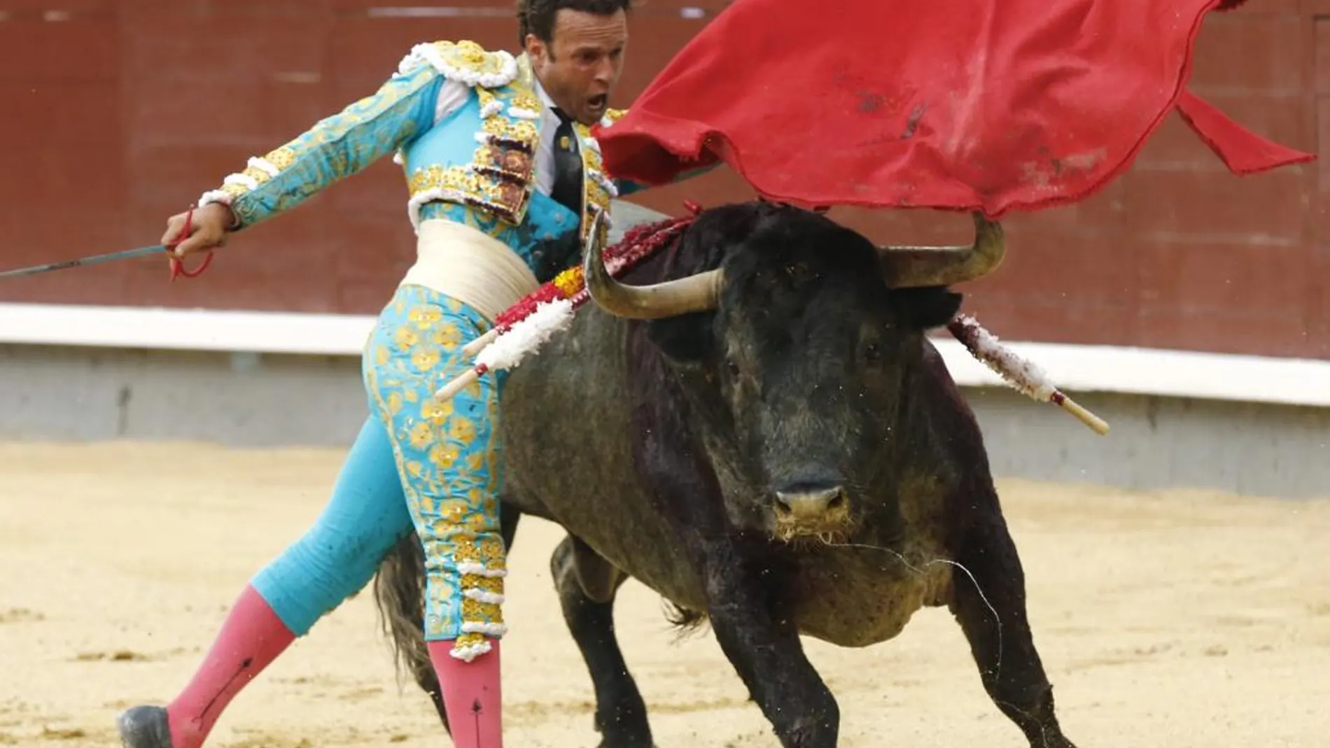 El diestro Antonio Ferrera en la faena a su segundo toro.