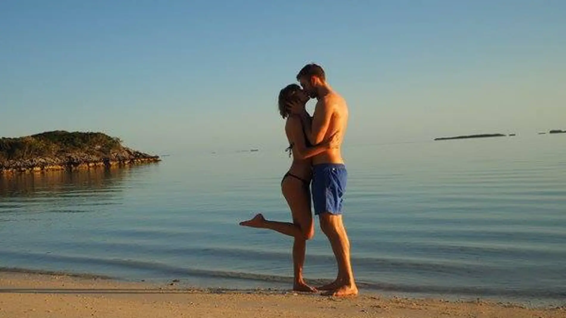 Un romántico beso a la orilla del mar