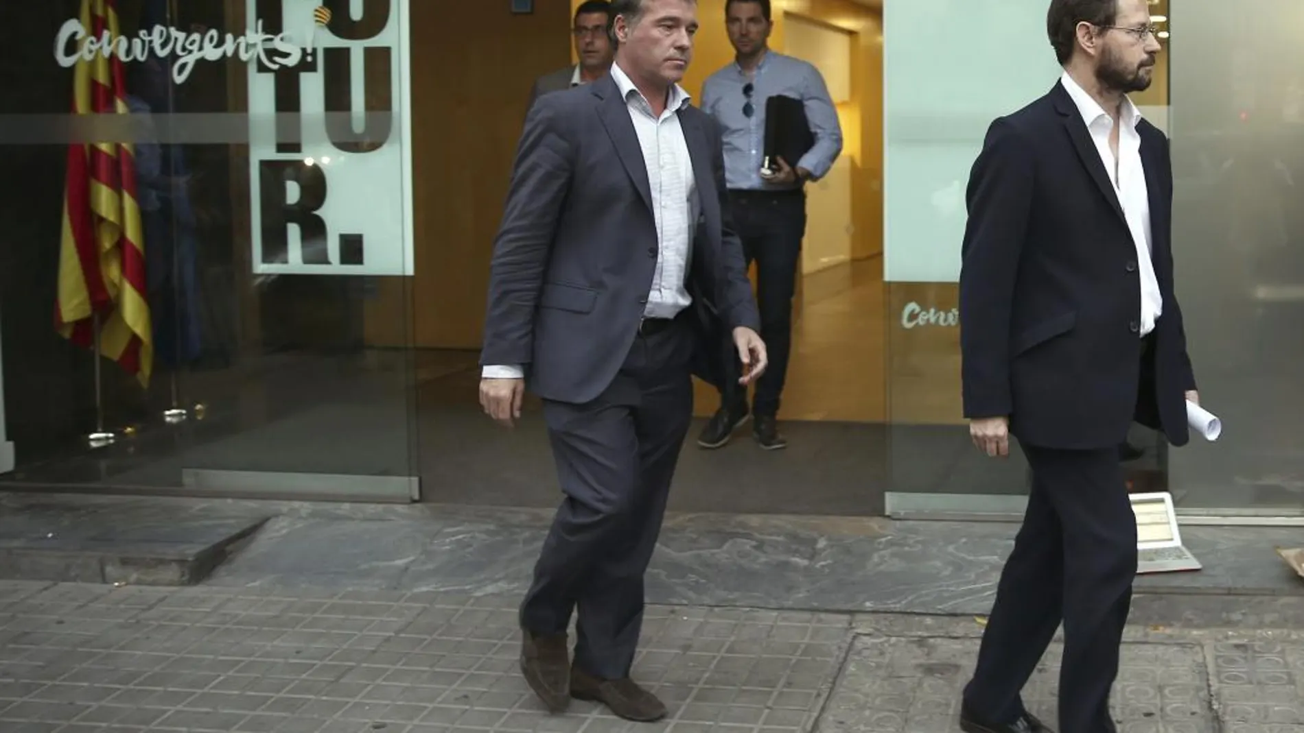 El fiscal de Anticorrupción José Grinda (d) tras el registro en 2019 de la sede de CDC en Barcelona