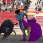 El diestro vasco dibuja una cordobina al sexto de la tarde