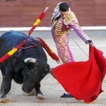 Alejandro Talavante toreando al natural al segundo toro, al que le cortó una oreja, ayer, en Las Ventas