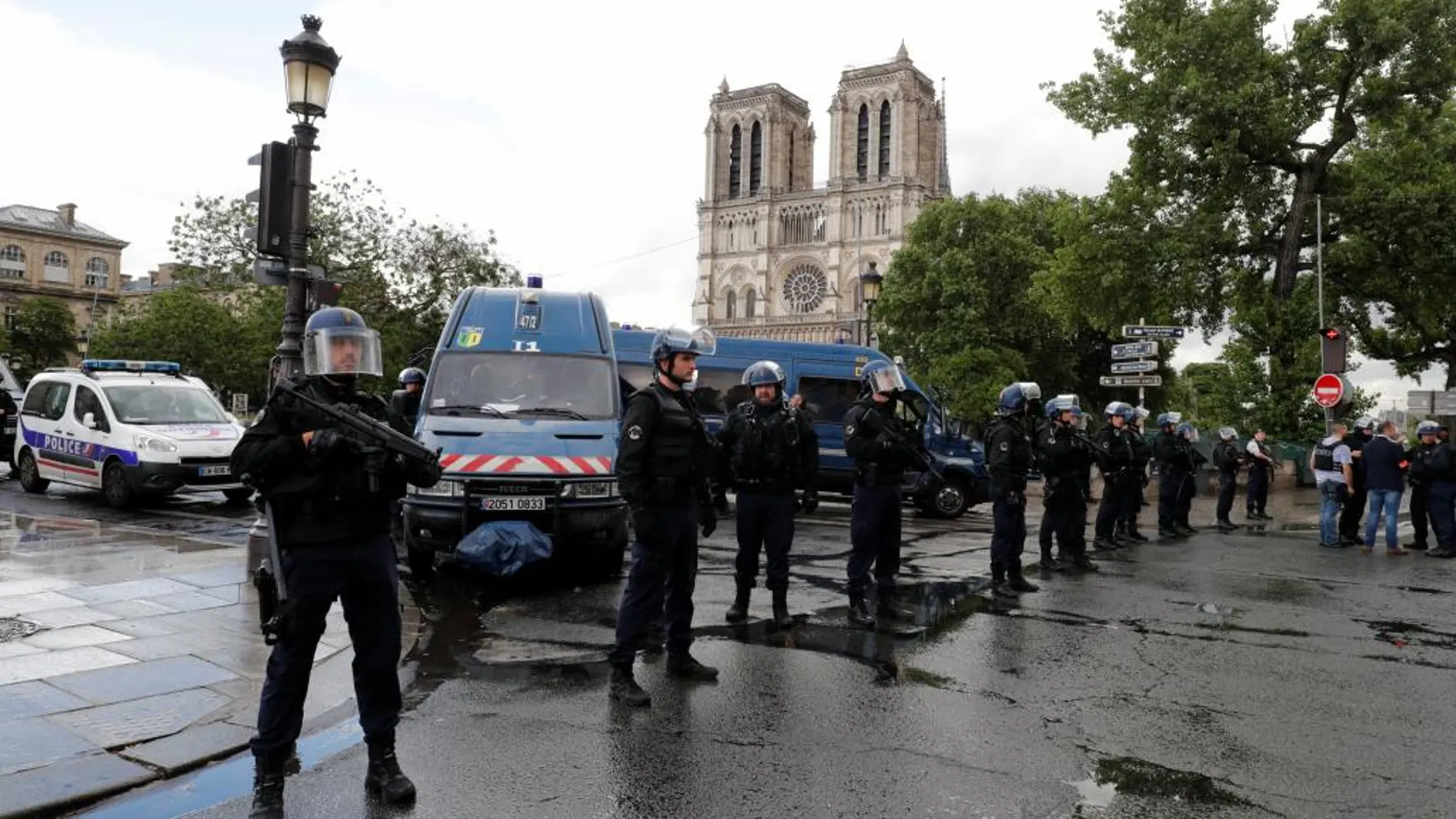 Las fuerzas policiales han desplegado un amplio perímetro de seguridad en torno a la explanada de Notre Dame