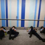 El sueño restablece las funciones físicas y psicológicas. En la imagen, policías de Hong Kong se echan una siesta