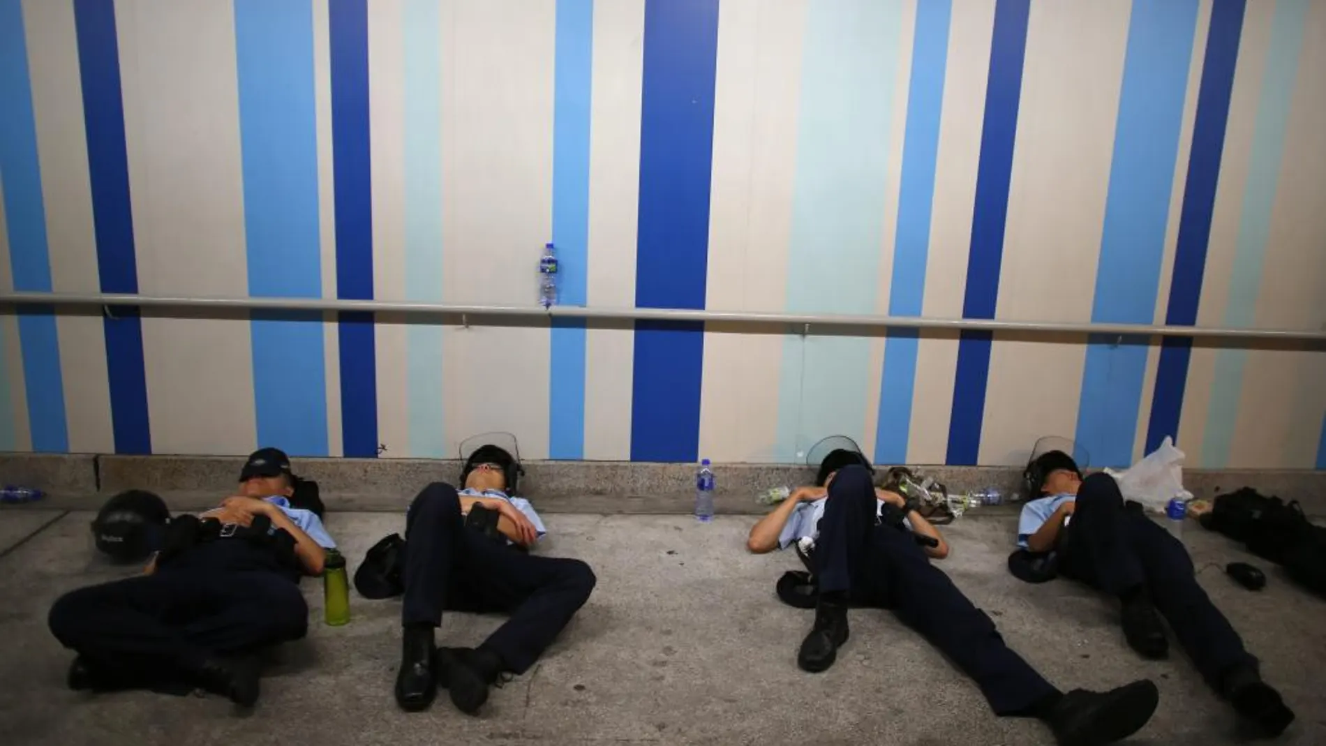 El sueño restablece las funciones físicas y psicológicas. En la imagen, policías de Hong Kong se echan una siesta