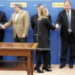 La ministra Ana Pastor y el mediador Gregorio Tudela saludan a los firmantes del acuerdo que zanja de momento los problemas en Iberia