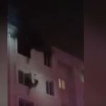 Momento en el que el bombero logra atrapar a la mujer