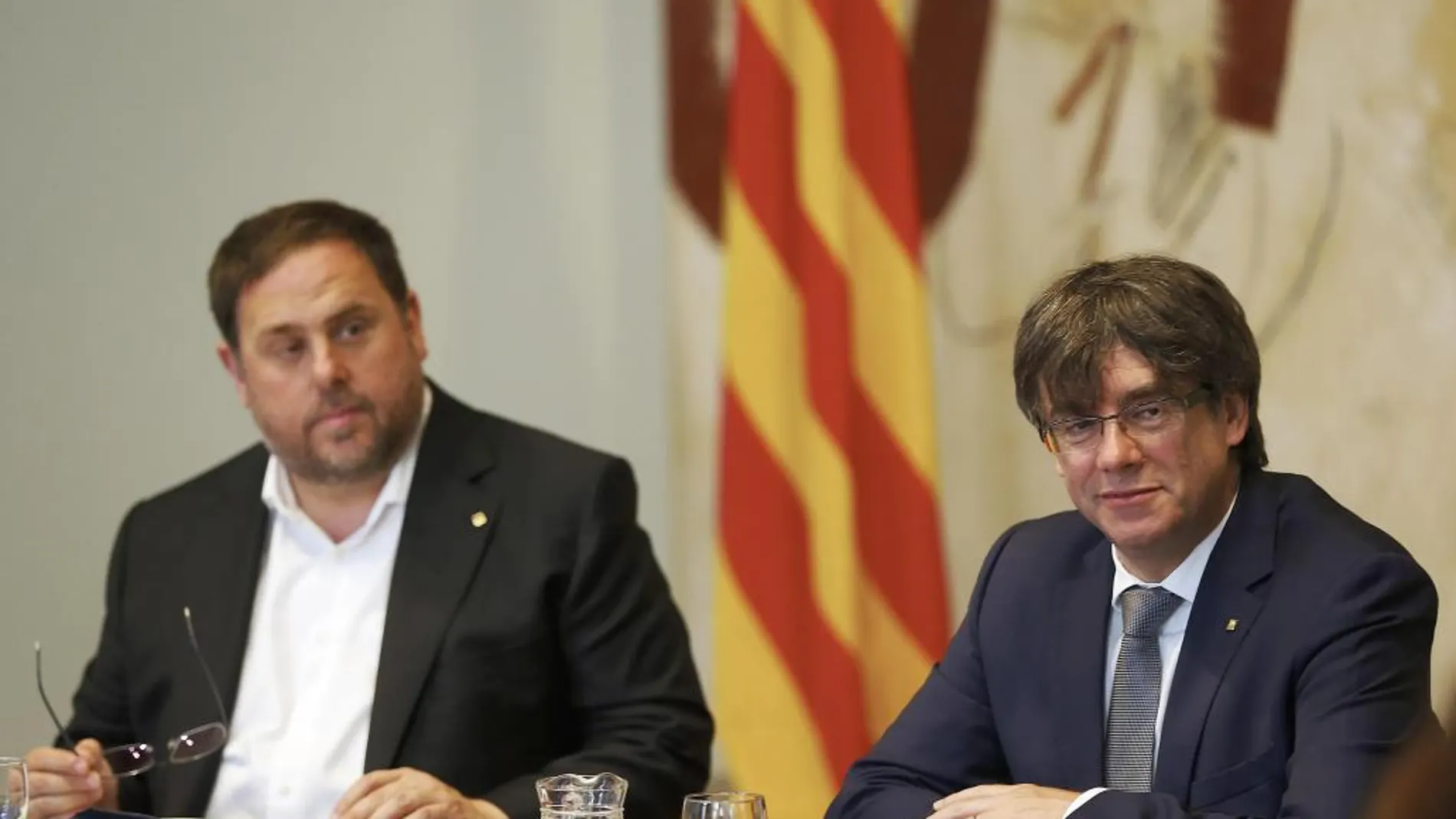 El presidente de la Generalitat, Carles Puigdemont, y su vicepresidente, Oriol Junqueras