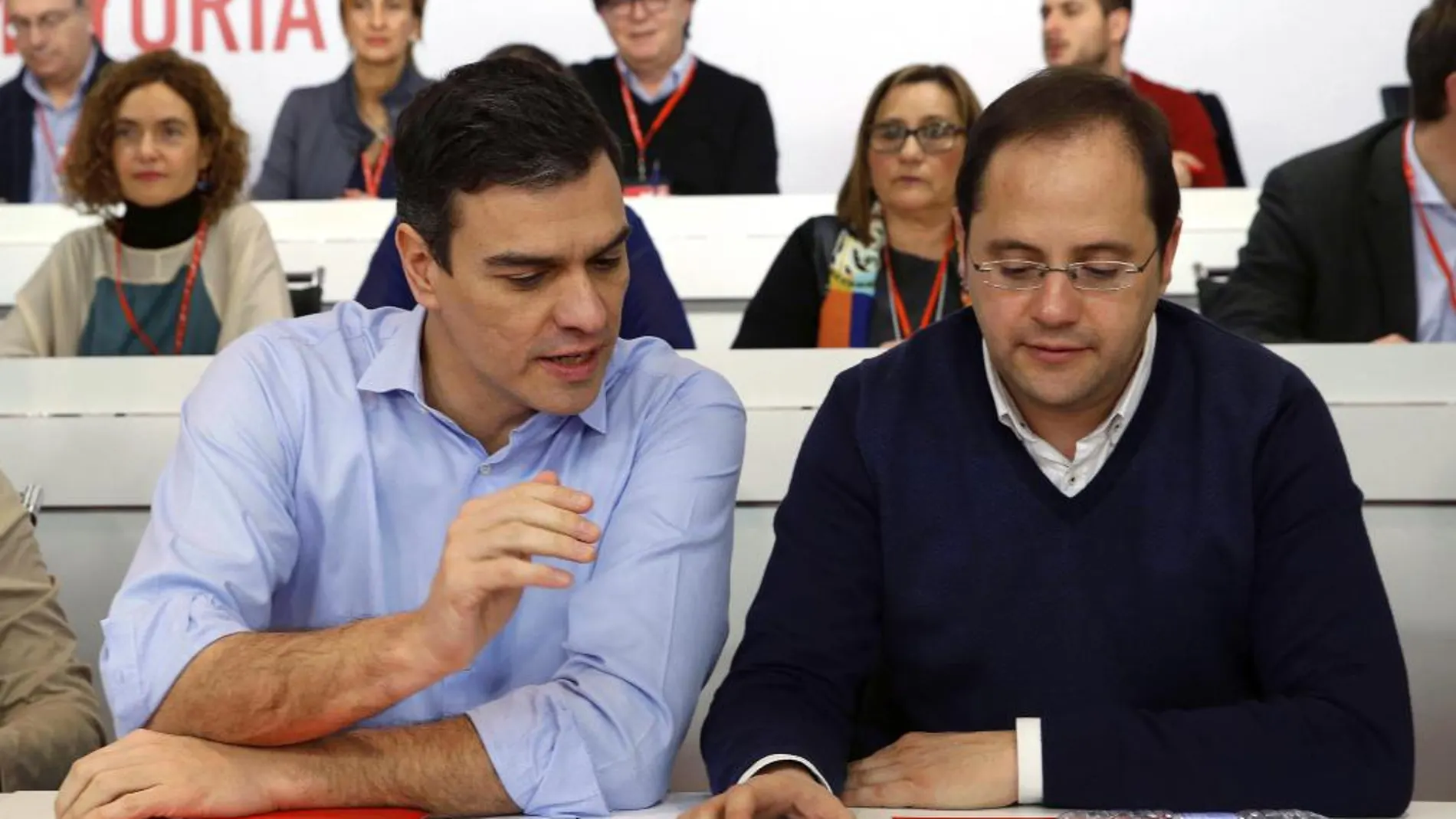 El secretario general del PSOE, Pedro Sánchez (i) y el secretario de Organización, César Luena