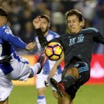 El centrocampista de la Real Sociedad, Mikel Oiarzabal (d), lucha el balón con el argelino Carl Medjani, del Leganés