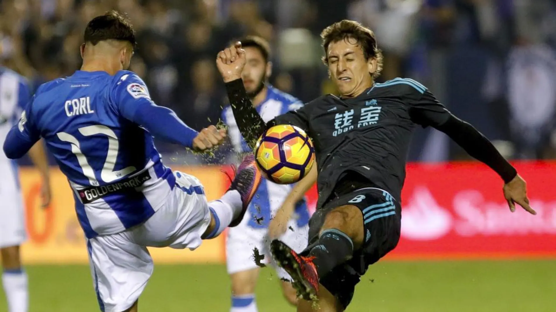 El centrocampista de la Real Sociedad, Mikel Oiarzabal (d), lucha el balón con el argelino Carl Medjani, del Leganés