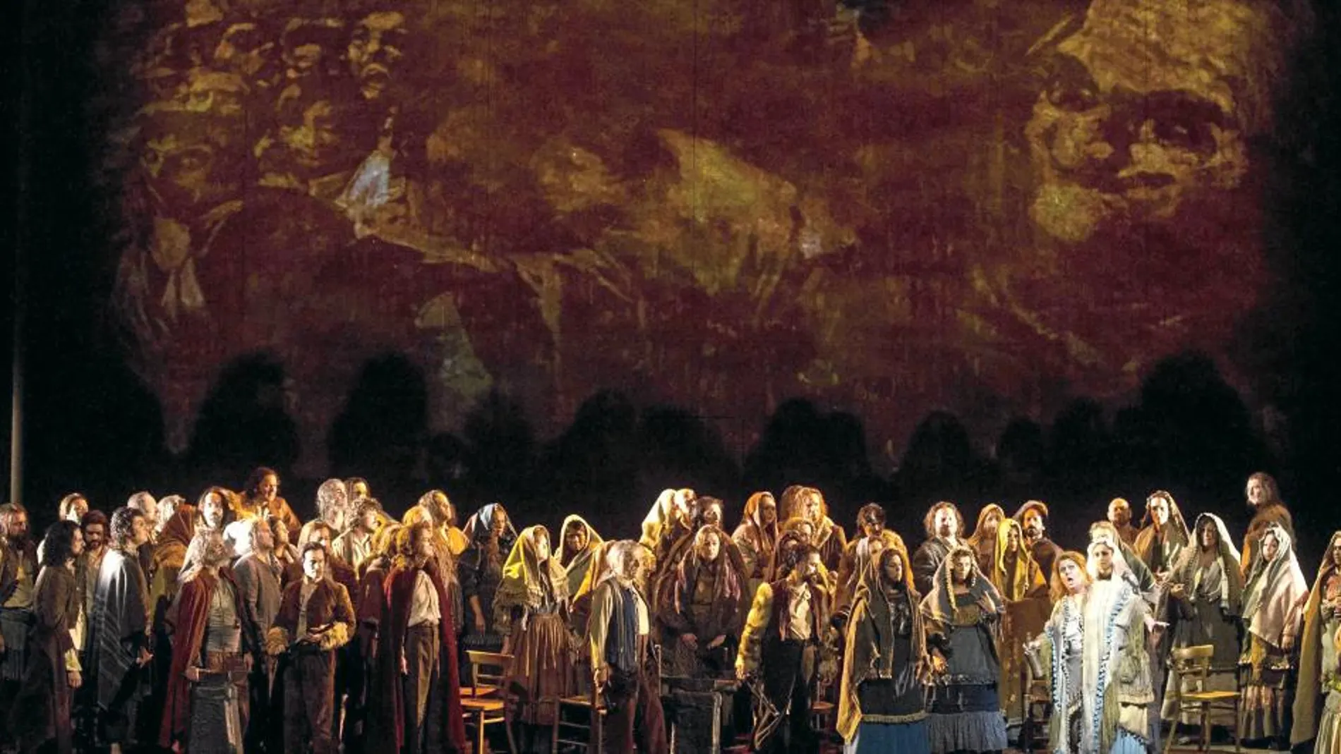 Una de las espectaculares escenas de «Il Trovatore» con los cuadros de Goya al fondo