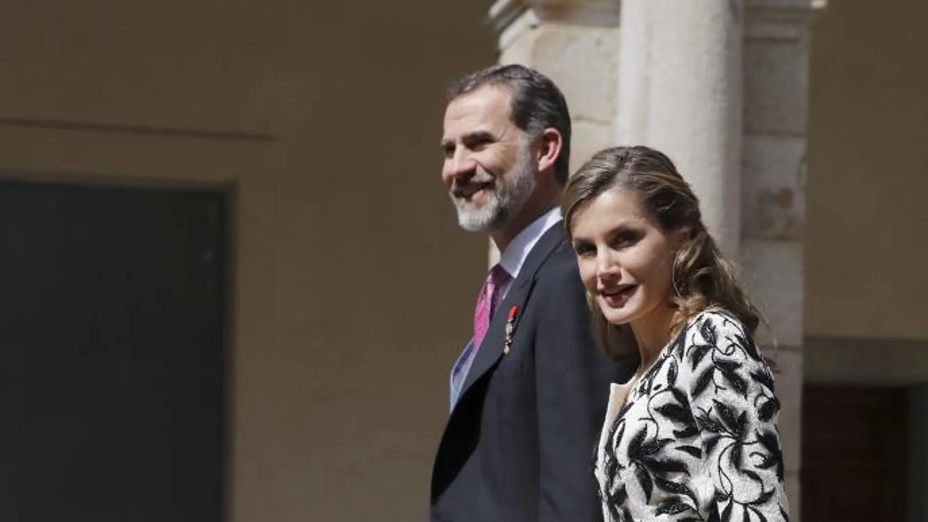 Los Reyes a su llegada ayer al Paraninfo de la Universidad de Alcalá de Henares donde presidieron la solemne ceremonia de entrega del Premio Cervantes.