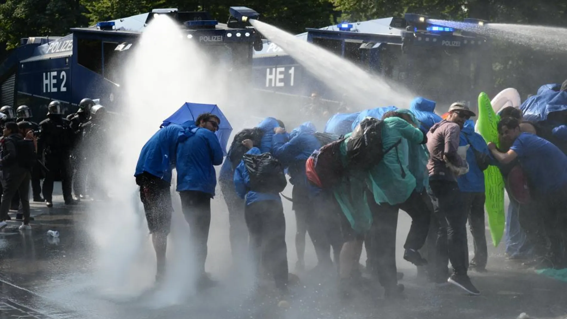 La policía recurrió de nuevo a los cañones de agua para dispersar a los manifestantes.