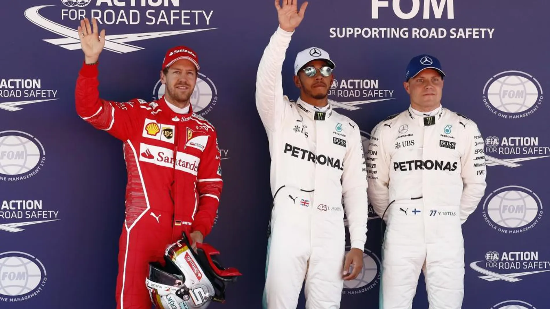 Lewis Hamilton saludo tras conseguir la pole en el Gran Premio de España, entre Sebastian Vettel (izquierda) y Valtteri Bottas (derecha).