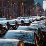 Varios centenares de vehículos VTC han parado esta tarde en la Avenida Diagonal, en Barcelona, en señal de protesta por las amenazas y agresiones recibidas por parte de los taxistas / EFE