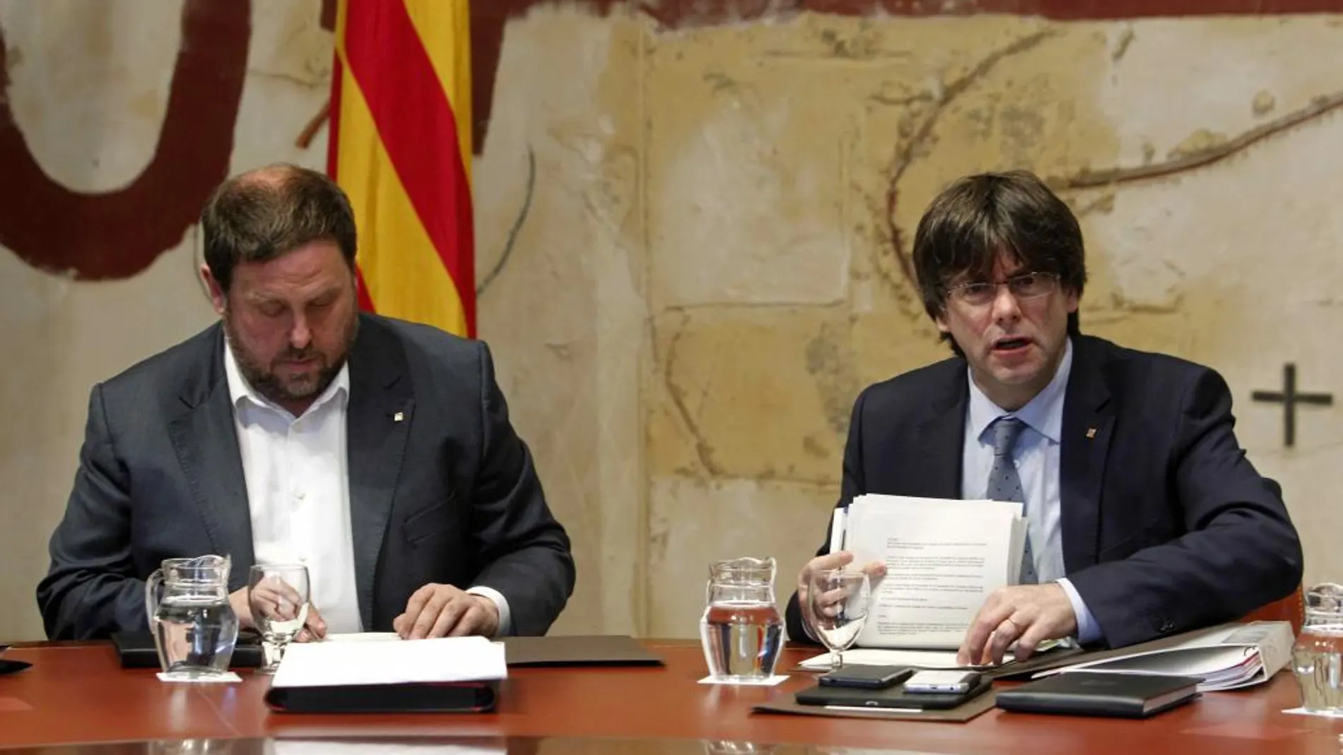 El presidente de la Generalitat, Carles Puigdemont (d), junto a su vicepresidente y conseller de Economía, Oriol Junqueras