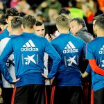 Los jugadores de la selección, durante el entrenamiento de ayer en Mestalla / Efe