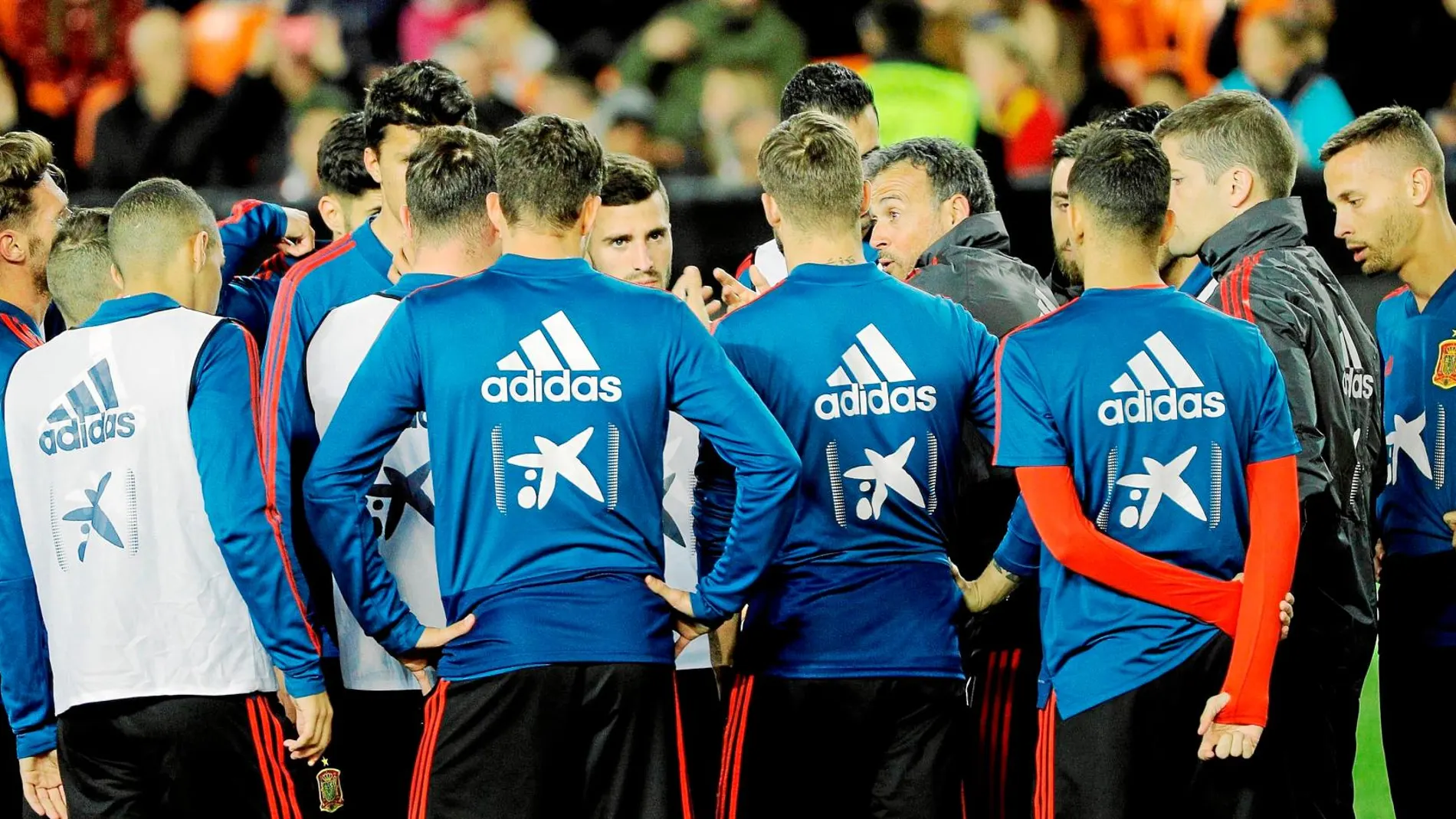 Los jugadores de la selección, durante el entrenamiento de ayer en Mestalla / Efe