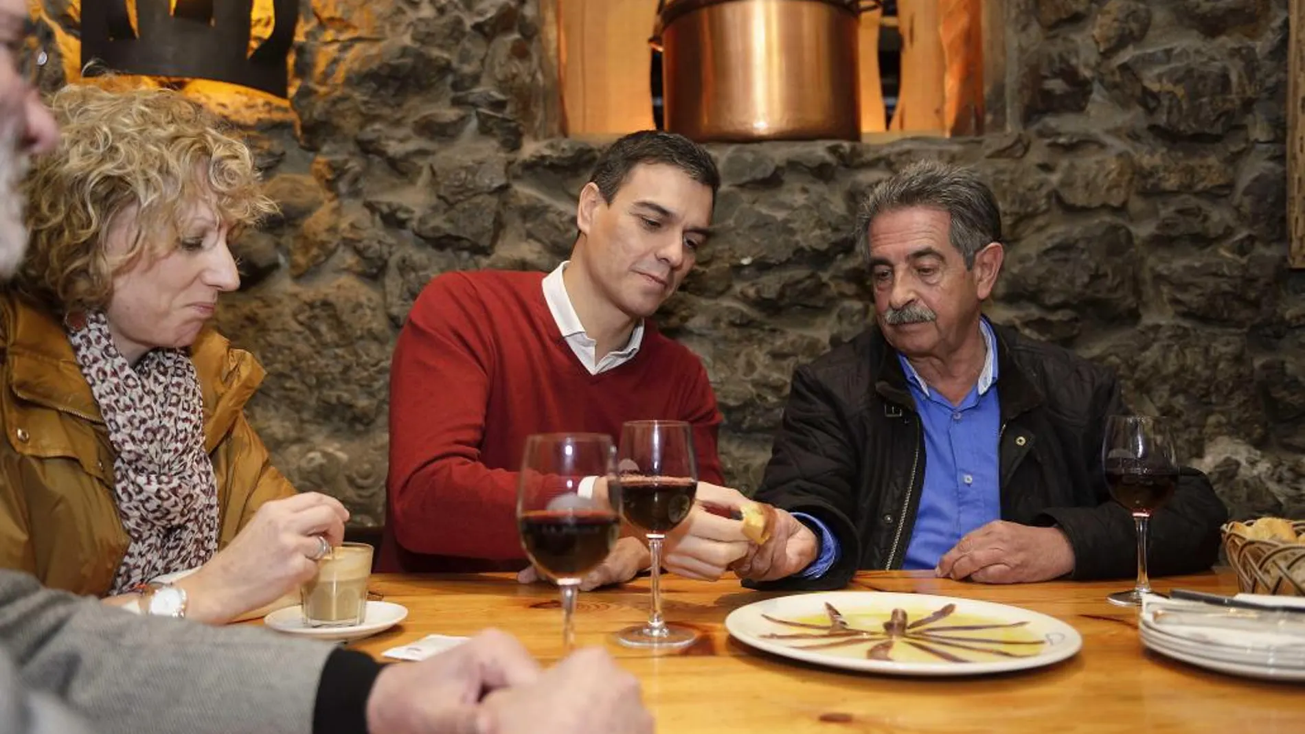 Pedro Sánchez degusta anchoas con el presidente de Cantabria, Miguel Ángel Revilla
