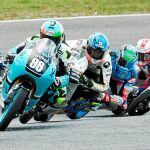 Varios chicos del FIM CEV toman una curva en el circuito de Estoril