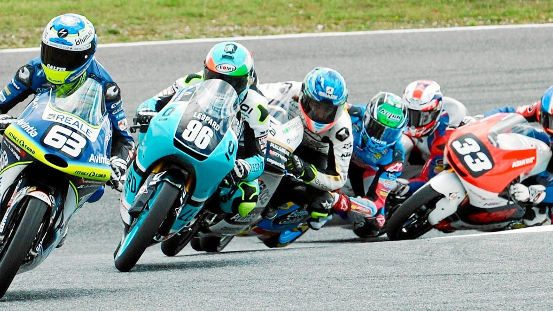 Varios chicos del FIM CEV toman una curva en el circuito de Estoril