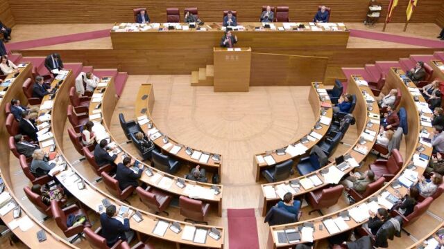 El diputado Subías se dirige al Parlamento en el debate de ayer en el que se aprobó por el tripartito la Ley de Presupuestos para 2016