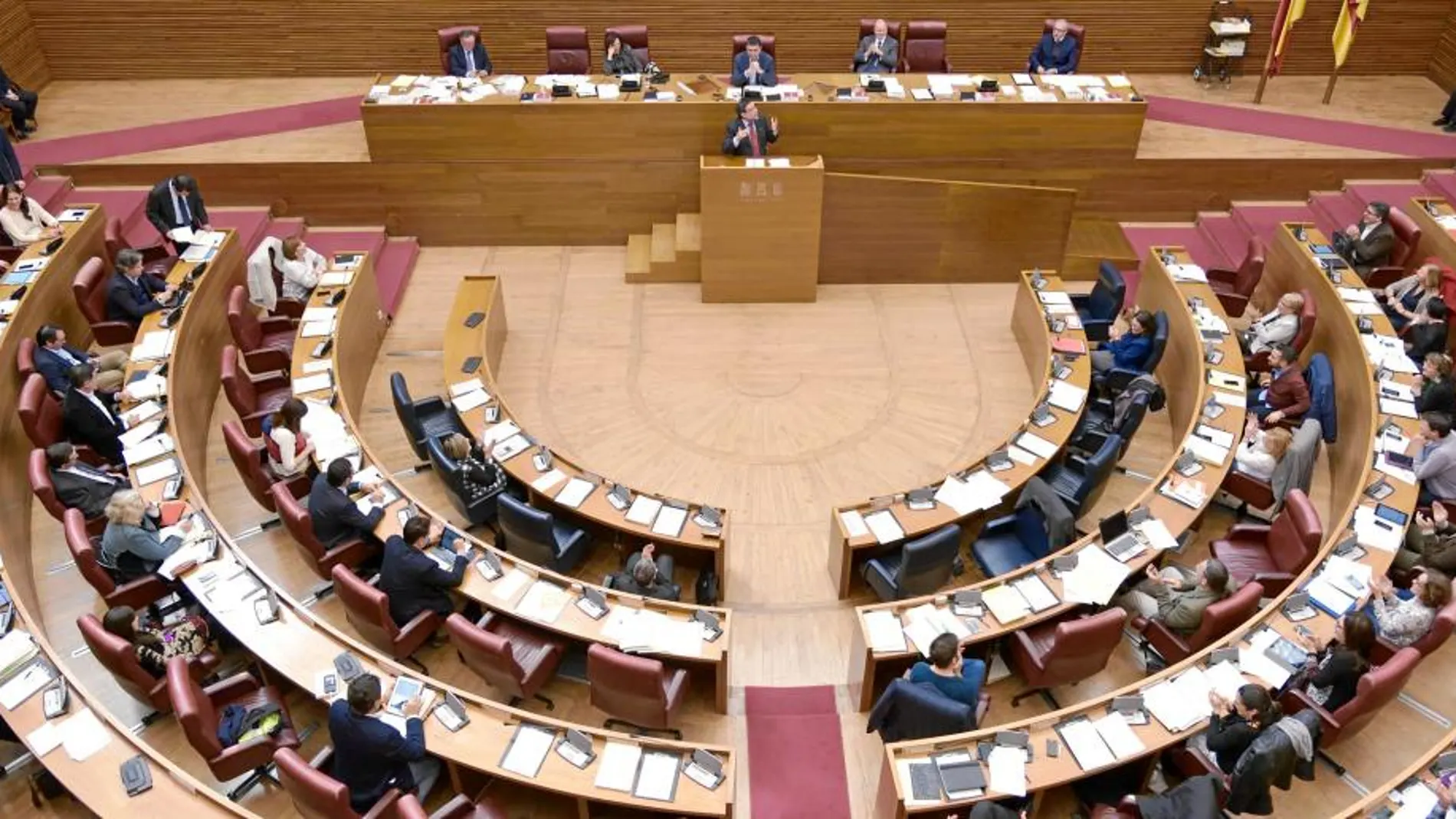 El diputado Subías se dirige al Parlamento en el debate de ayer en el que se aprobó por el tripartito la Ley de Presupuestos para 2016