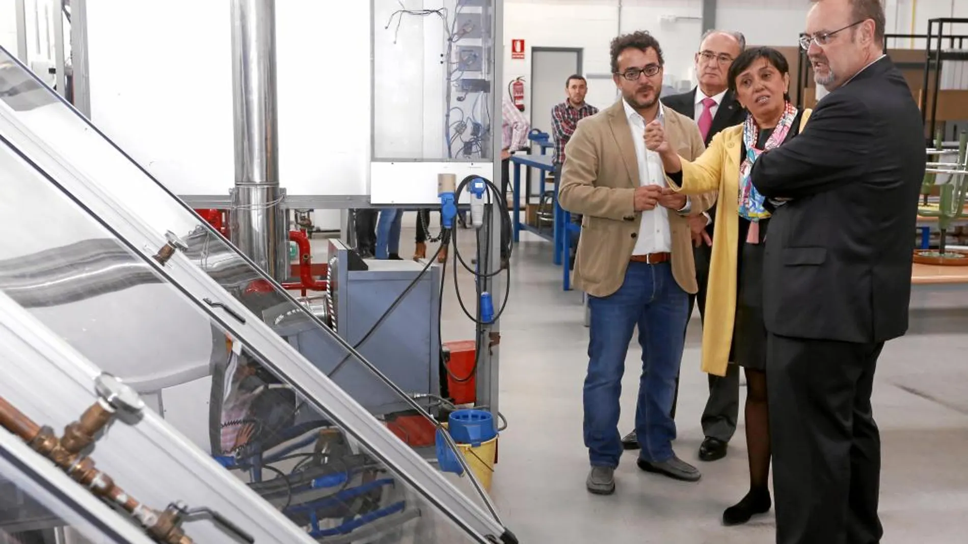 El consejero de Educación, Fernando Rey, visita un centro de Formación Profesional de Ponferrada