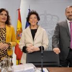 La ministra de Hacienda, Maria Jesus Montero; la portavoz del Gobierno, Isabel Celaá; y el ministro de Fomento, José Luis Ábalos